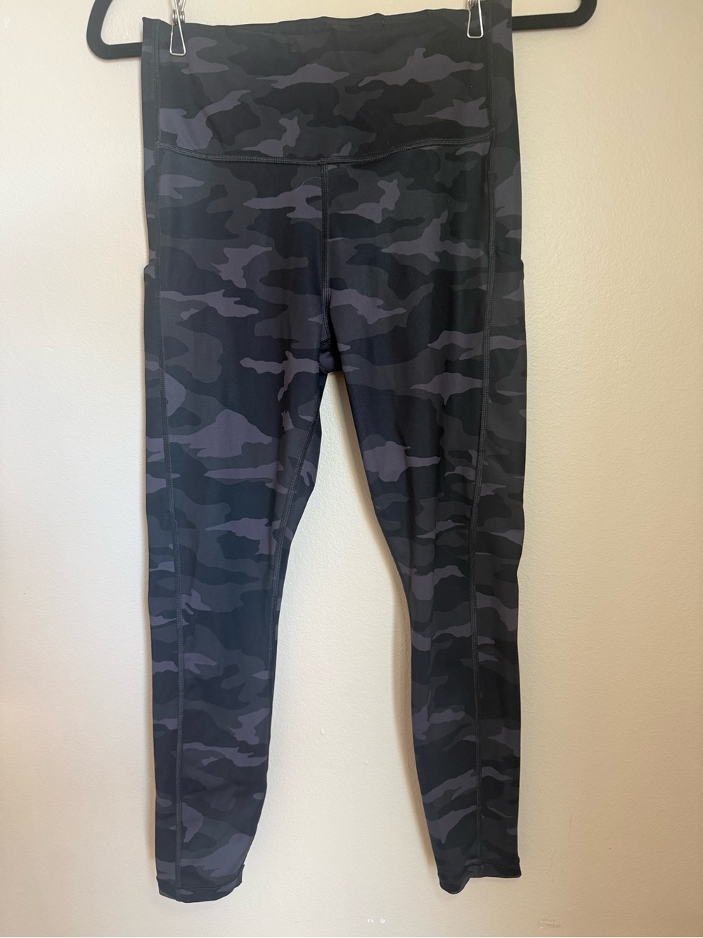 Athleta Black & Gray Camo 7/8 Performance Tights